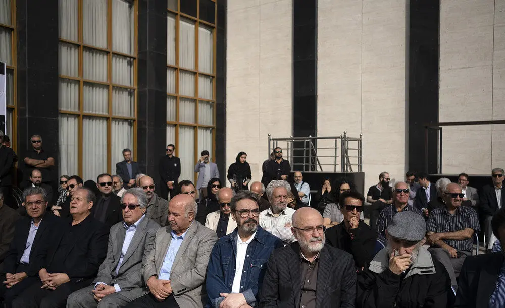 (تصاویر) هنرمندان در تشییع پیکر حسین دهلوی