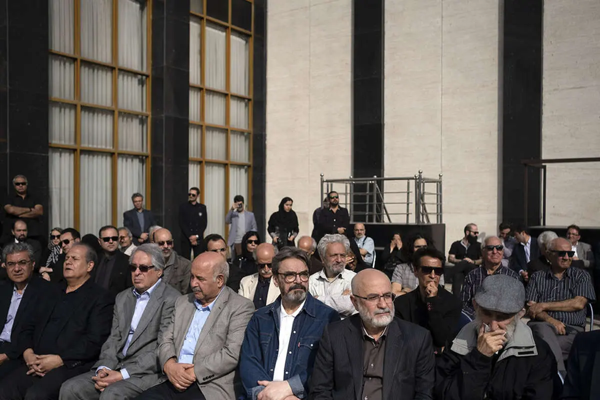 (تصاویر) هنرمندان در تشییع پیکر حسین دهلوی