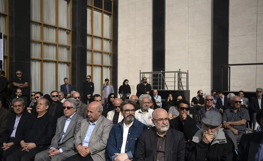 (تصاویر) هنرمندان در تشییع پیکر حسین دهلوی