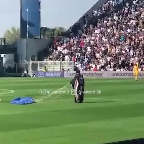 (ویدئو) فرود عجیب پاراگلایدر در زمین فوتبال!