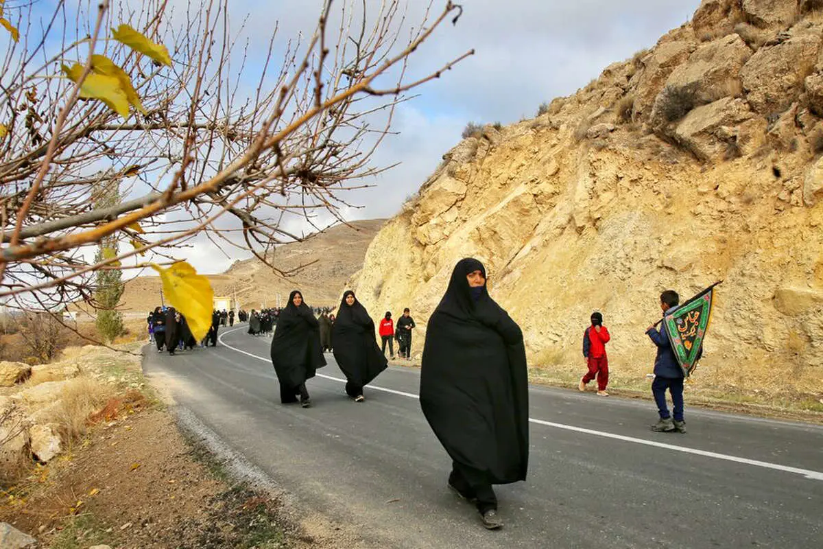 (تصاویر) زیارت امام رضا (ع) با پای پیاده