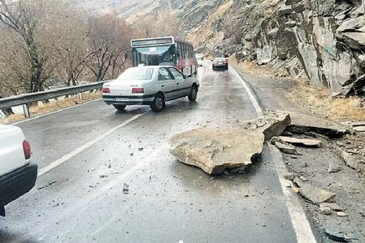 ریزش سنگ در جاده چالوس
