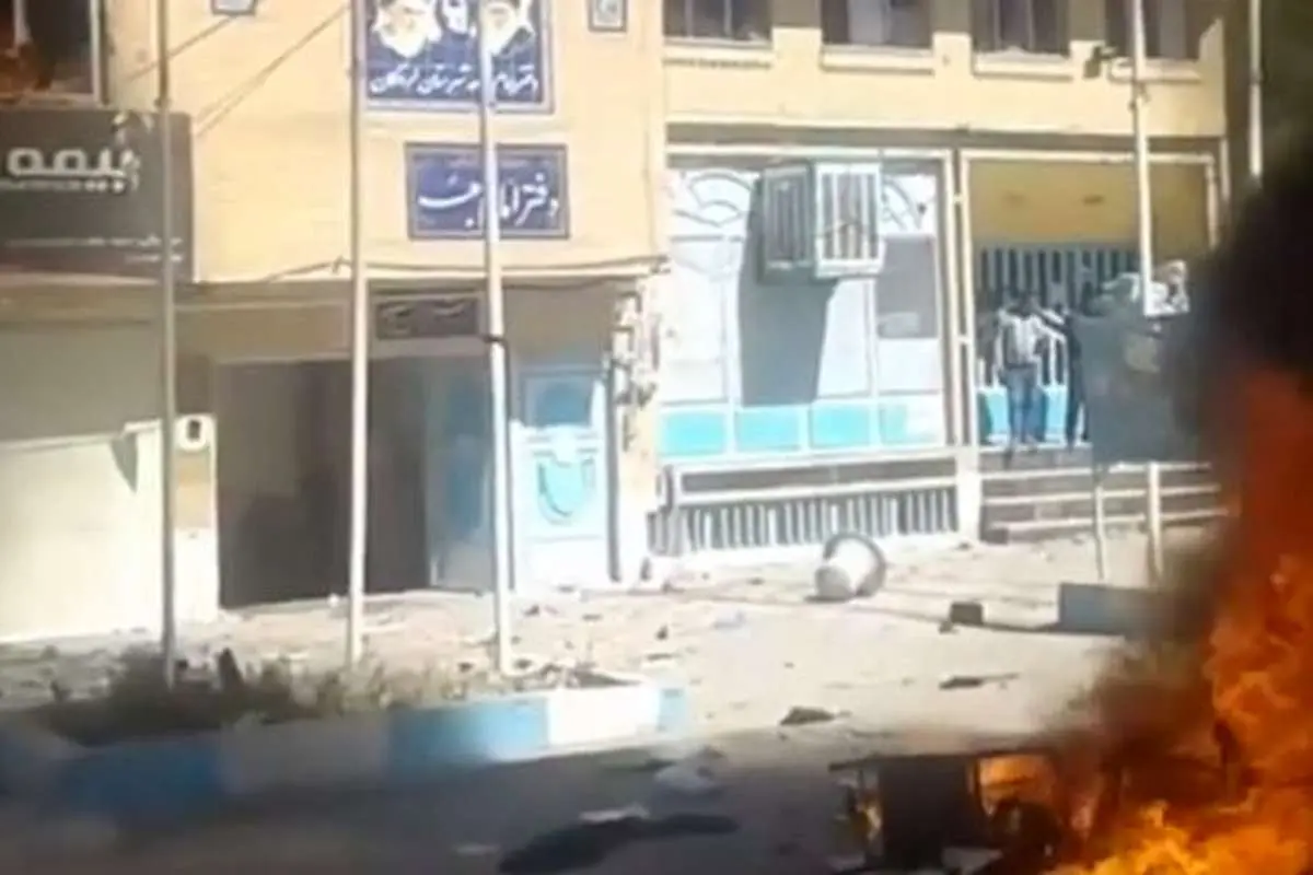 غائله ایدز در لردگان؛ حمله معترضان به فرمانداری و دفتر امامجمعه