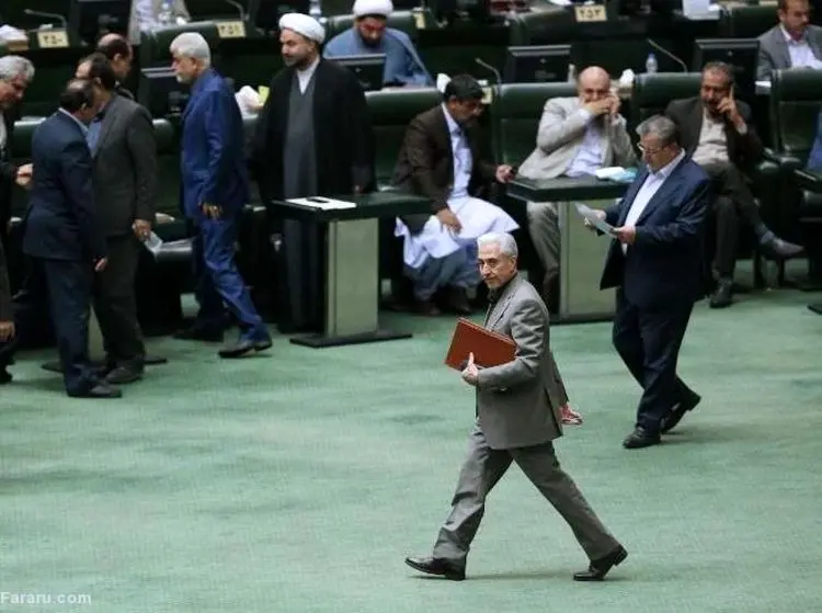 وزیر علوم: ۸۰۰ نفر از بورسیه‌های خارج فاقد شرایط بودند