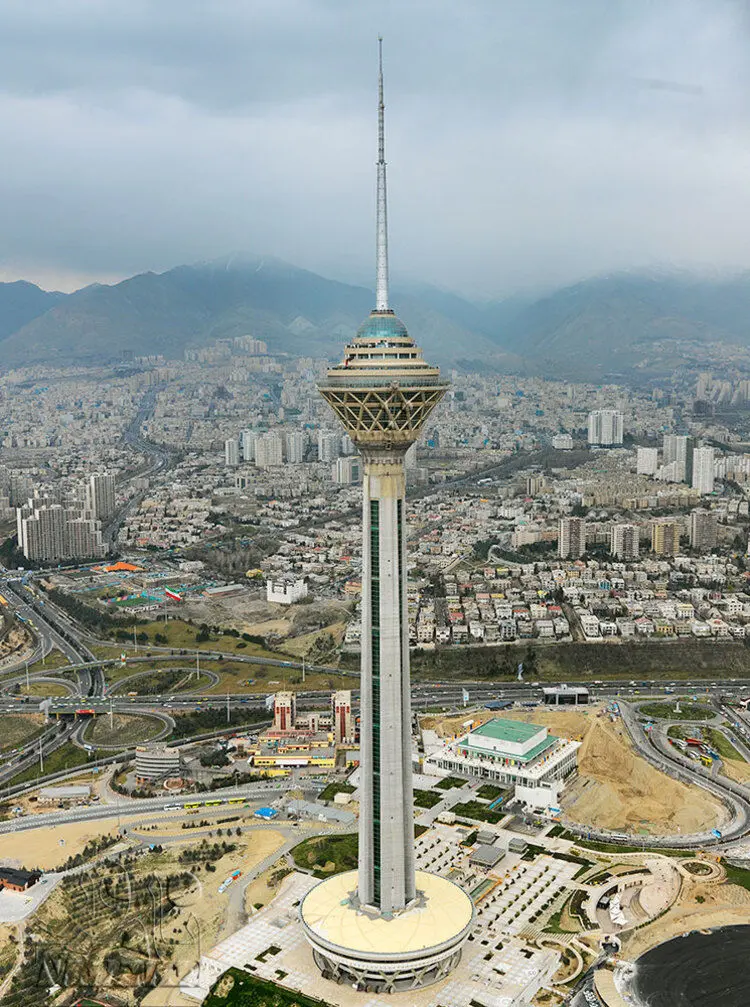 برج میلاد آیینه دق بی‌تدبیری؟!