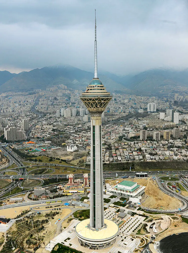 برج میلاد آیینه دق بی‌تدبیری؟!