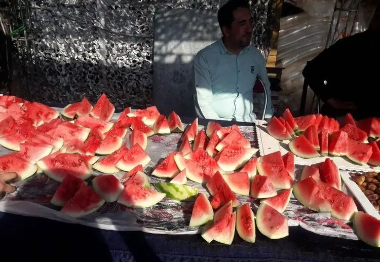 (عکس) پذیرایی از زنان در استادیوم آزادی با هندوانه