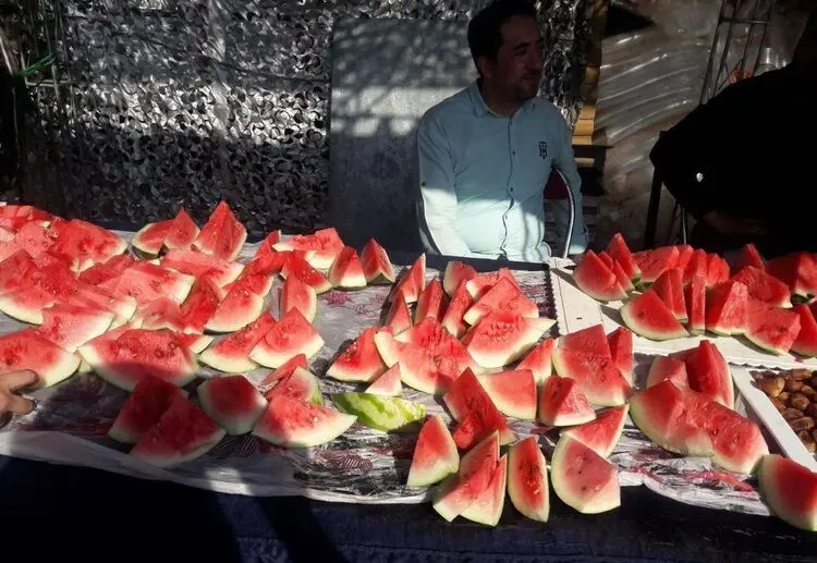 (عکس) پذیرایی از زنان در استادیوم آزادی با هندوانه