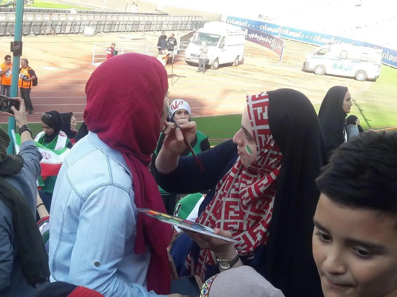 (عکس) رنگ کردن صورت خانم‌ها در ورزشگاه آزادی