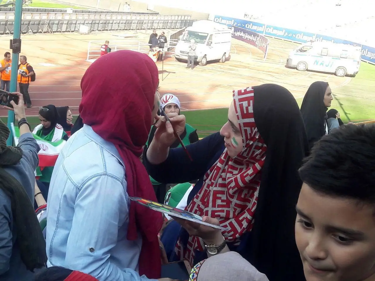 (عکس) رنگ کردن صورت خانم‌ها در ورزشگاه آزادی