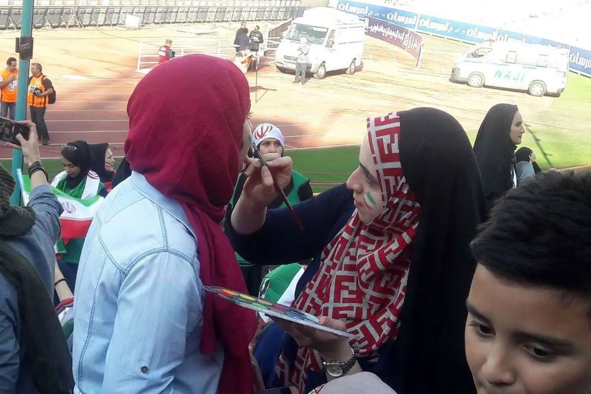 (عکس) رنگ کردن صورت خانمها در ورزشگاه آزادی