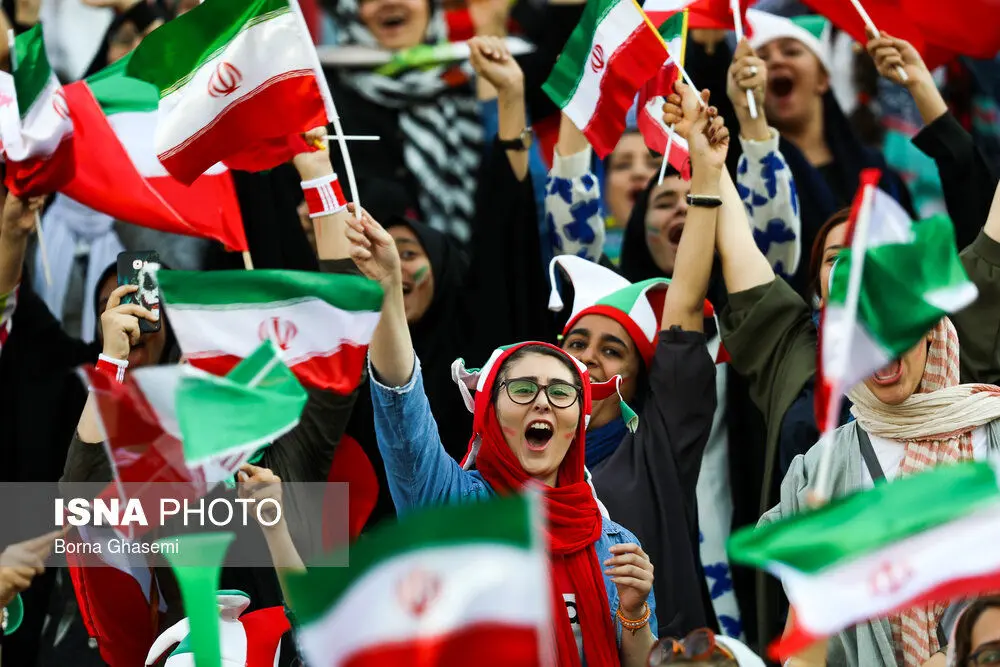 (تصاویر) شادی دختران از گل‌های تیم ملی در ورزشگاه آزادی