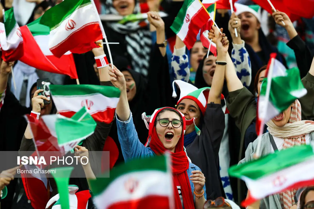 (تصاویر) شادی دختران از گلهای تیم ملی در ورزشگاه آزادی