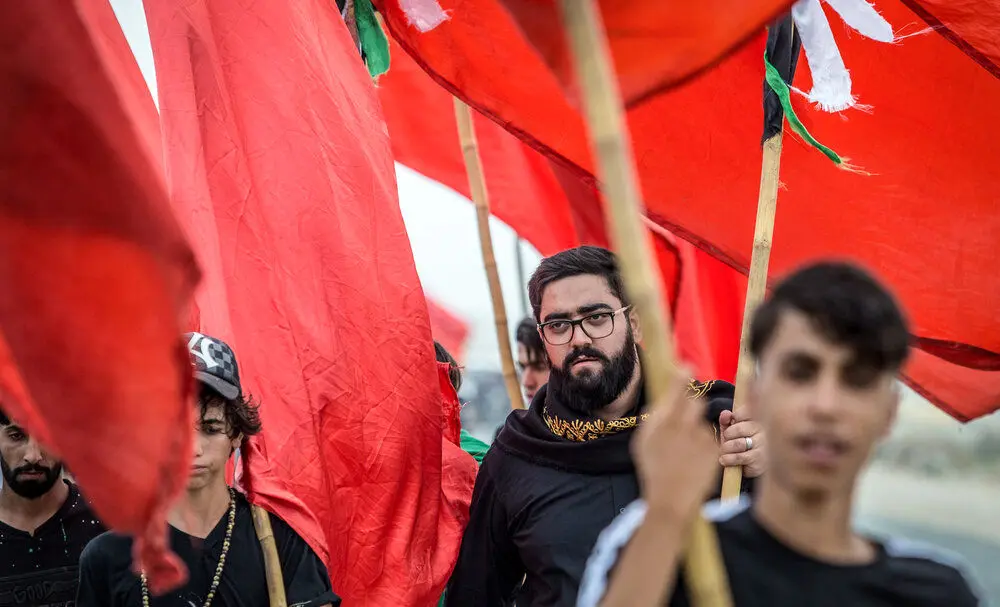 (تصاویر) پیاده‌روی زائران اربعین در مناطق جنوبی عراق