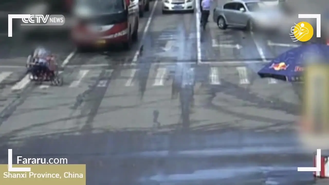 (ویدئو) حمله راننده دیوانه با بولدوزر به مردم!