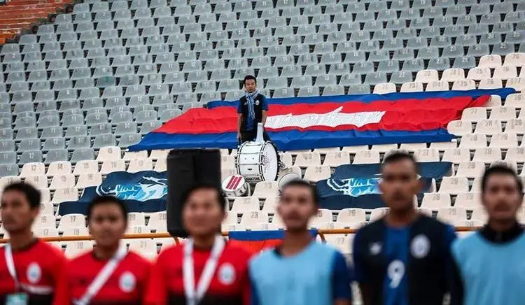 (عکس) تنها هوادار کامبوج در آزادی، پسر رییس فدراسیون بود!