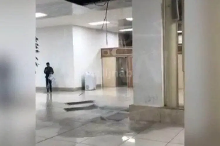 بخشی از سقف فرودگاه مهرآباد ریخت