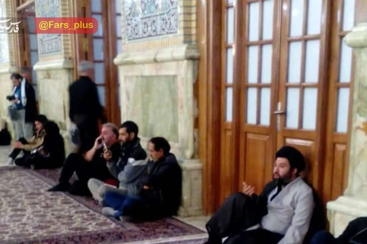 (عکس) تصویری از فرزند رهبر انقلاب در حرم امام رضا