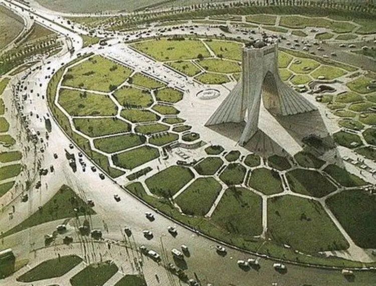 فرونشست در کمین "میدان آزادی"