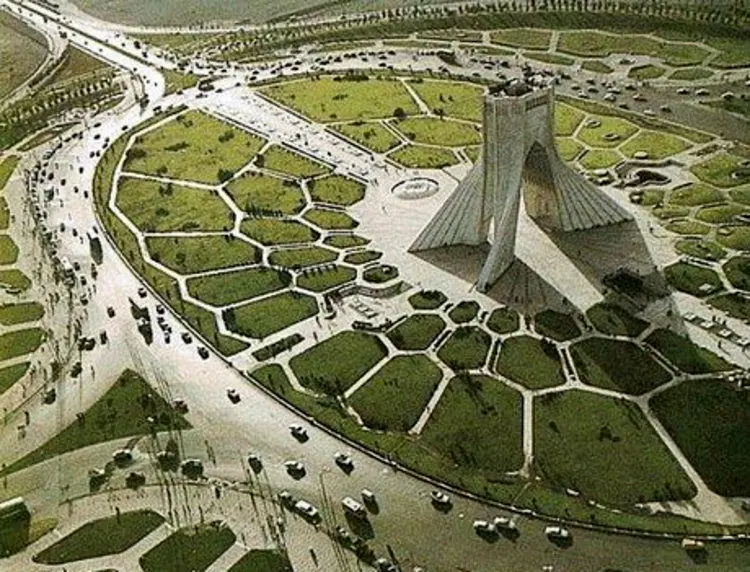فرونشست در کمین "میدان آزادی"