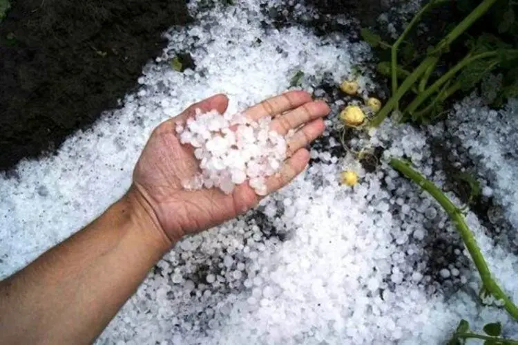 بارش عجیب تگرگ در کویر کاشان