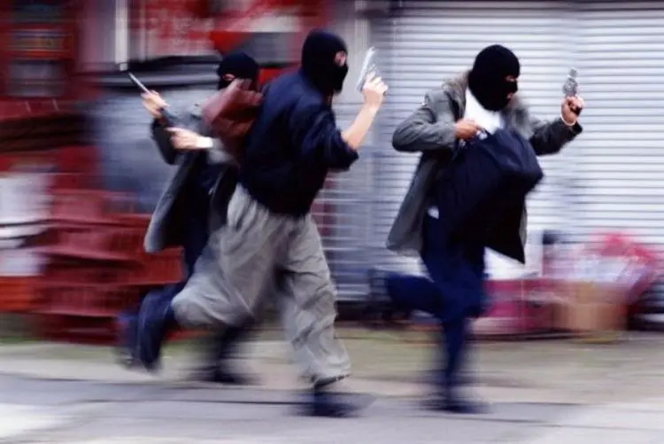 (ویدیو) سرقت مسلحانه از بانک ملی در زاهدان