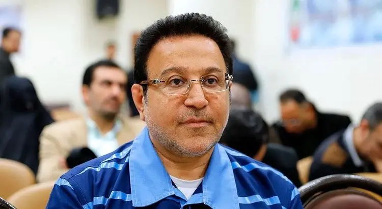 حسین هدایتی با دستبند و ماسک در راهرو دادگاه کیفری تهران