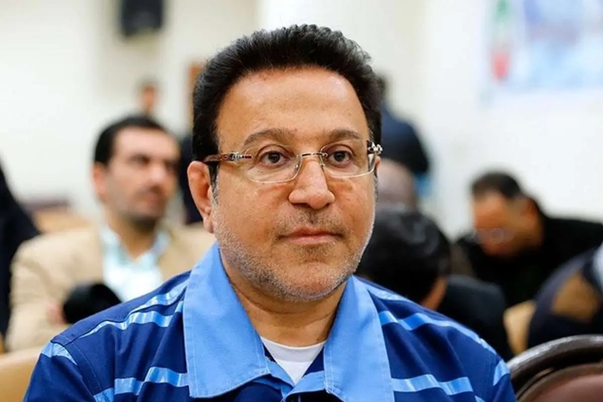 حسین هدایتی با دستبند و ماسک در راهرو دادگاه کیفری تهران