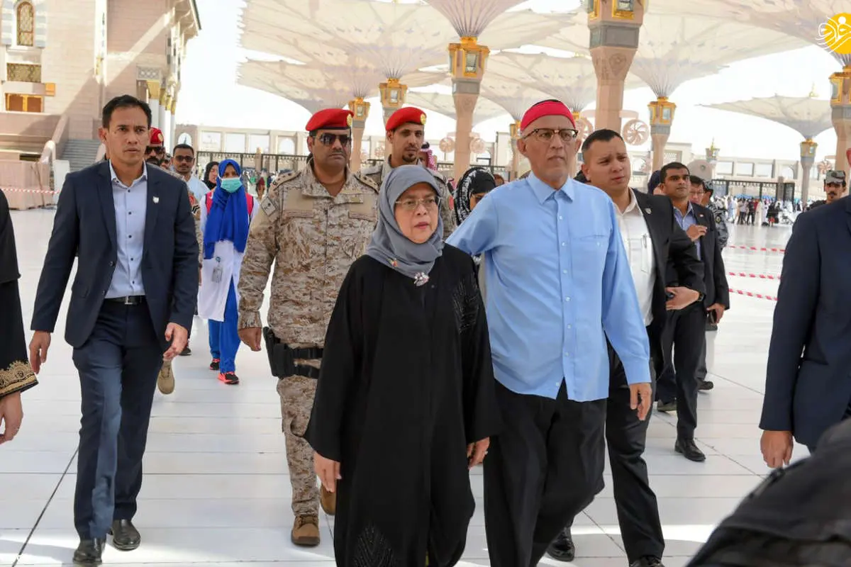 (تصویر) حجاب خانم رئیس جمهور هنگام زیارت حرم پیامبر(ص)