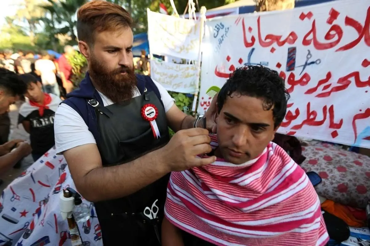 (تصاویر) آرایش رایگان معترضان در بغداد