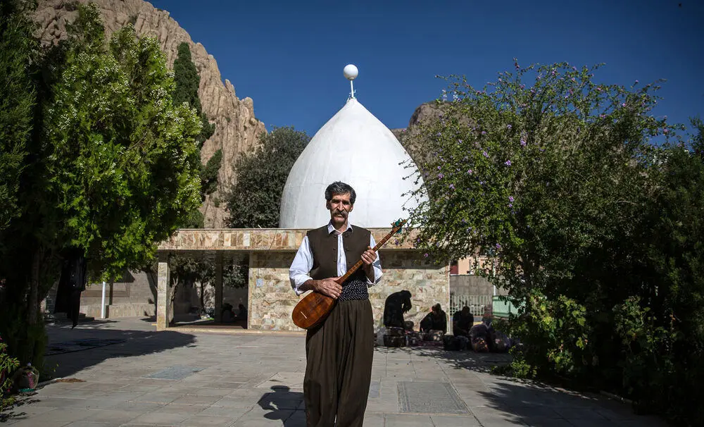 (تصاویر) زندگی دو برادر کرد در تار و پودِ تنبور