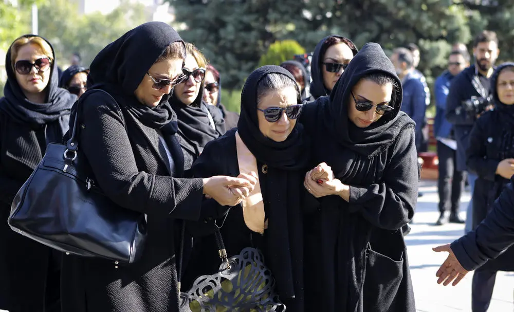 (تصاویر) از علی اوجی تا مجید صالحی در تشییع پیکر مجید اوجی