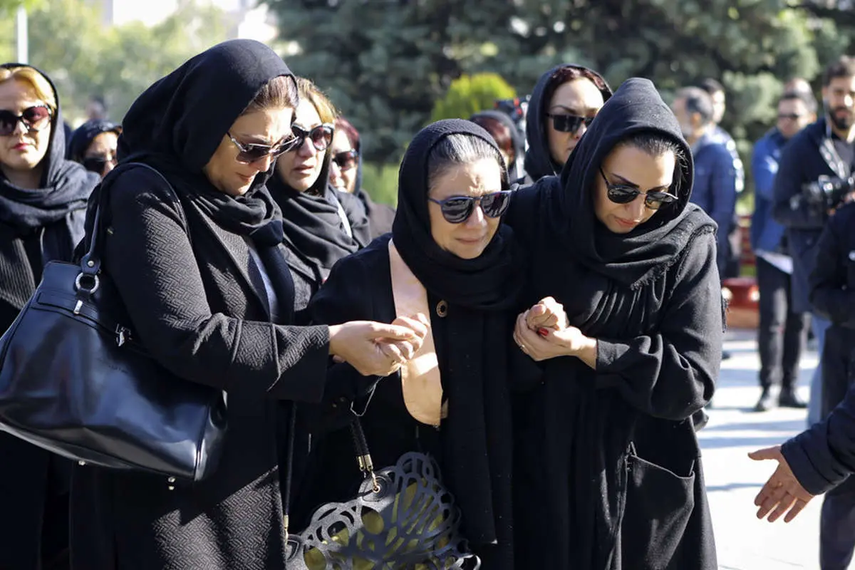 (تصاویر) از علی اوجی تا مجید صالحی در تشییع پیکر مجید اوجی