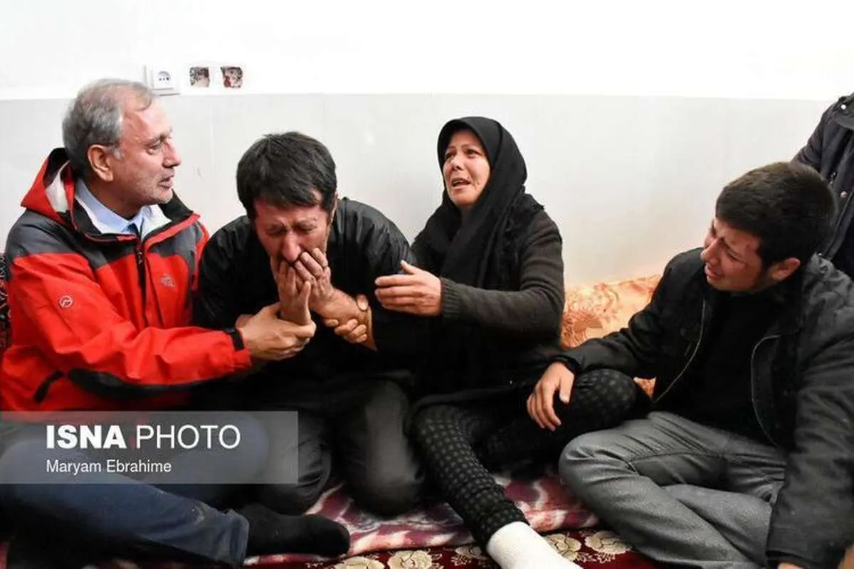تصویری دردناک از بازدید علی ربیعی از یک خانواده زلزله زده