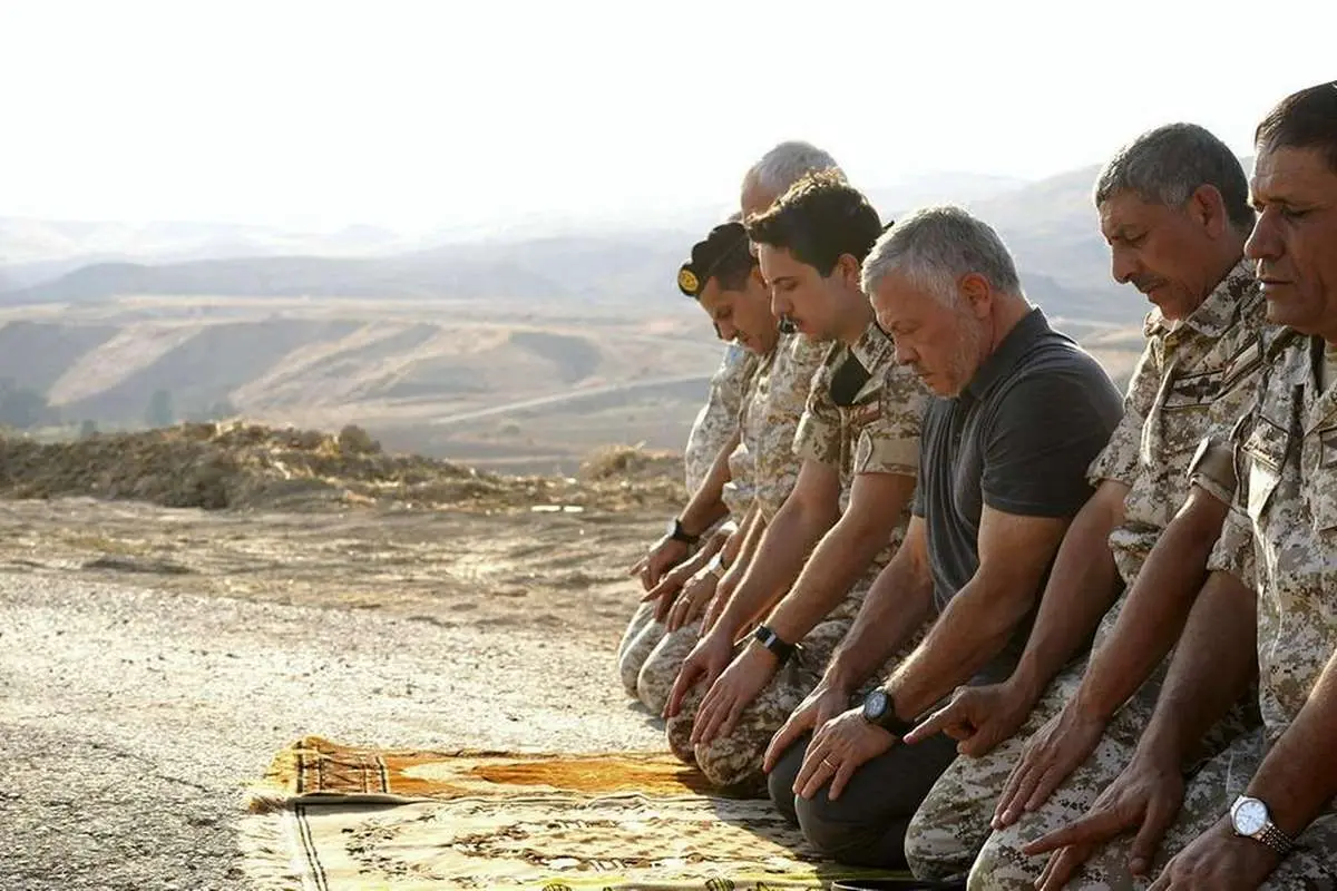 (تصاویر) شاه اردن در مناطق پس گرفته از اسرائیل نماز خواند
