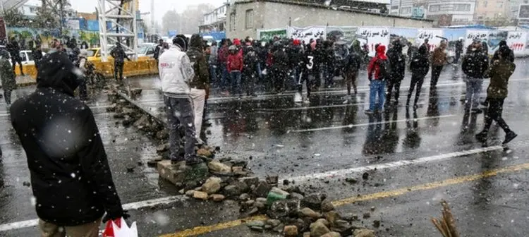 پلیس: پرتاب ترقه به درب اماکن نظامی در بندرعباس صحت ندارد