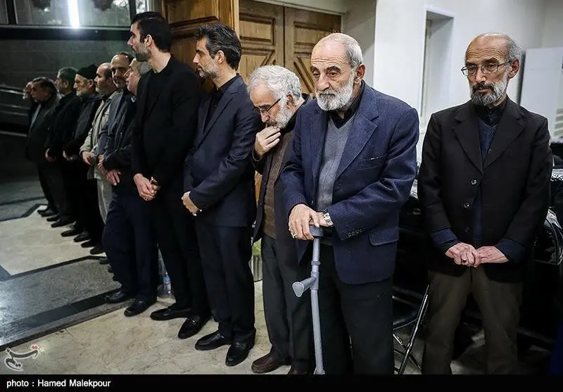 (عکس) حسین شریعتمداری عصا به دست شد