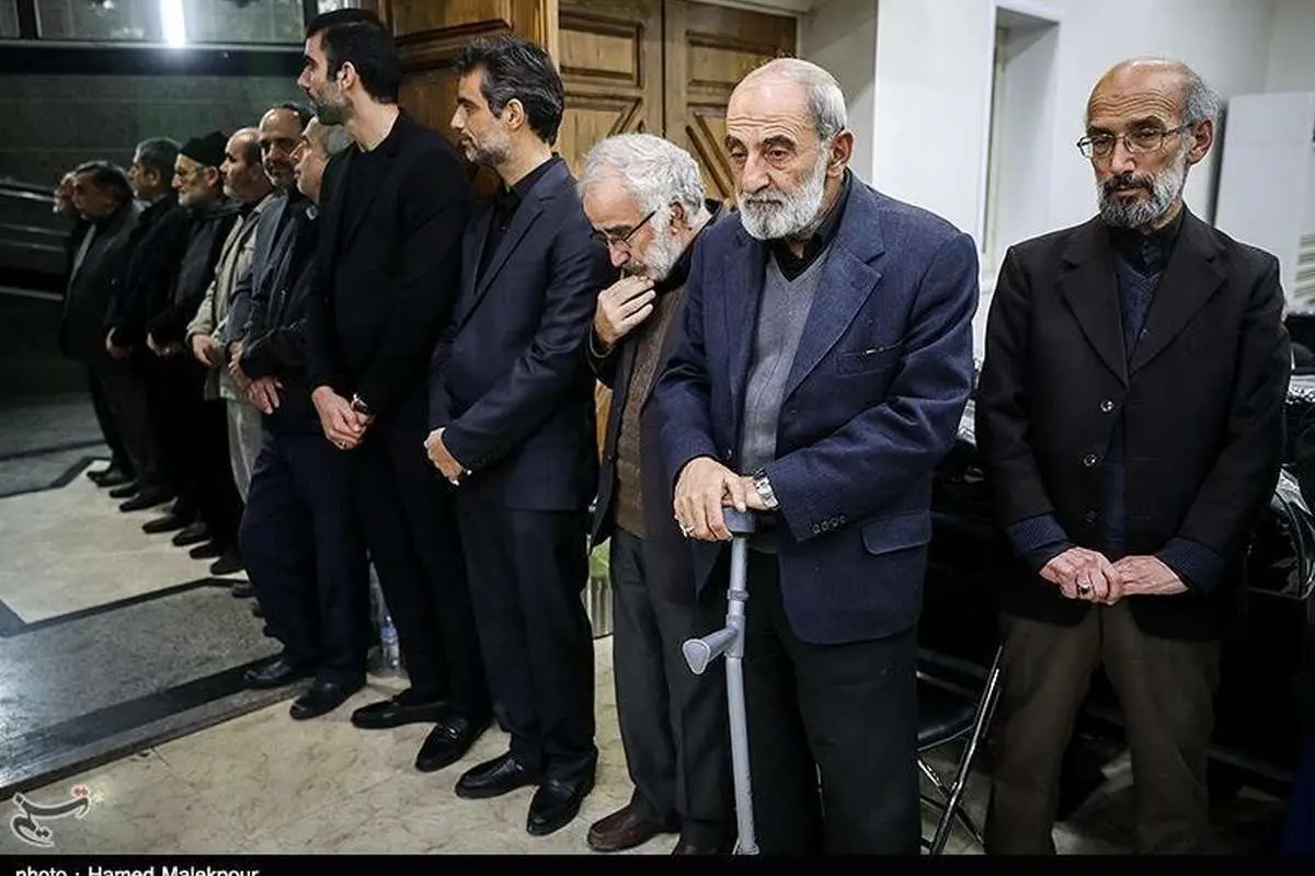 (عکس) حسین شریعتمداری عصا به دست شد