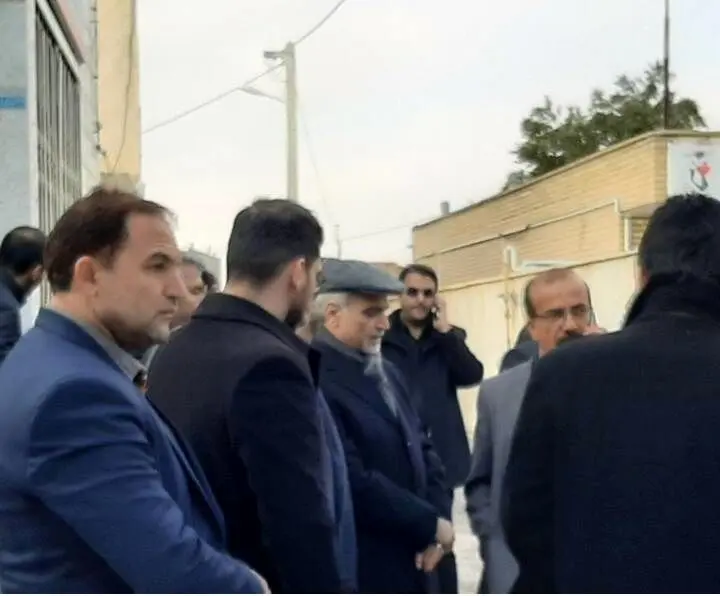 (عکس) تصویری از حسین فریدون در مراسم تشییع خواهرش