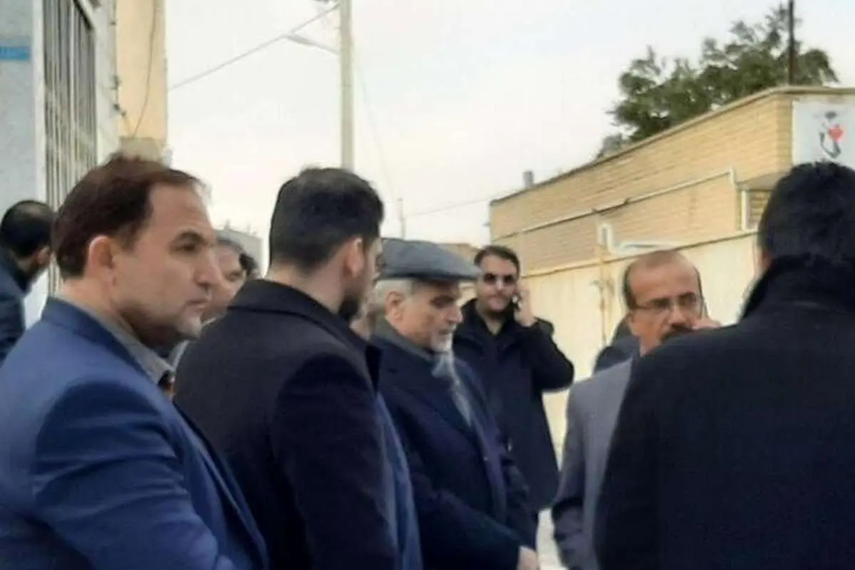 (عکس) تصویری از حسین فریدون در مراسم تشییع خواهرش