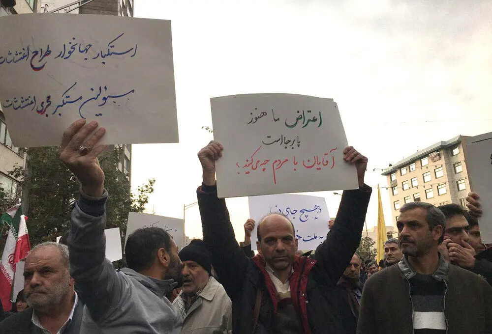 (تصویر) اعتراض به گرانی بنزین در تجمع میدان انقلاب