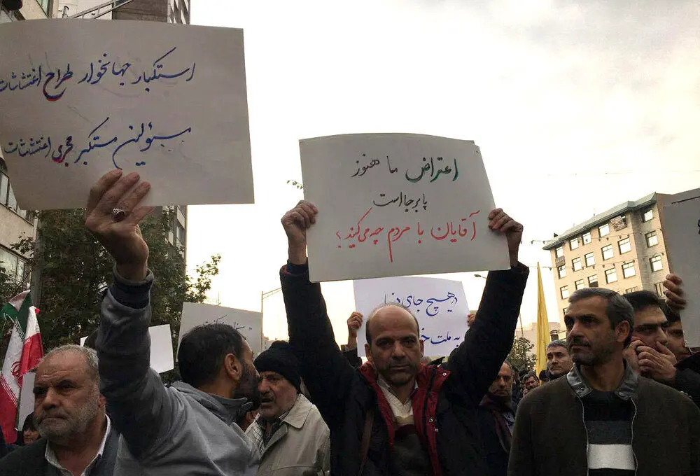 (تصویر) اعتراض به گرانی بنزین در تجمع میدان انقلاب