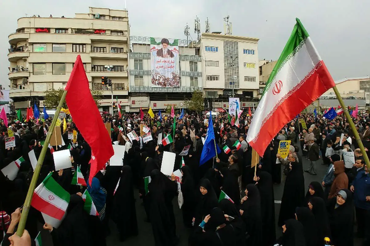 تجمع میدان انقلاب برای حمایت از نظام بود یا توهین و تخریب؟