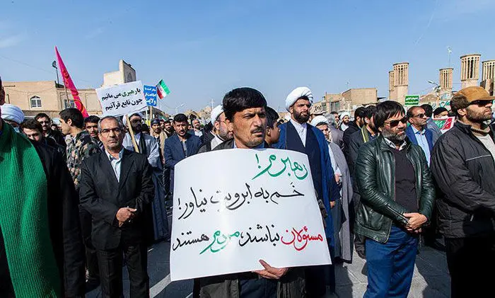 شعارهای یک راهپیمایی؛ دولت زیر تیغ