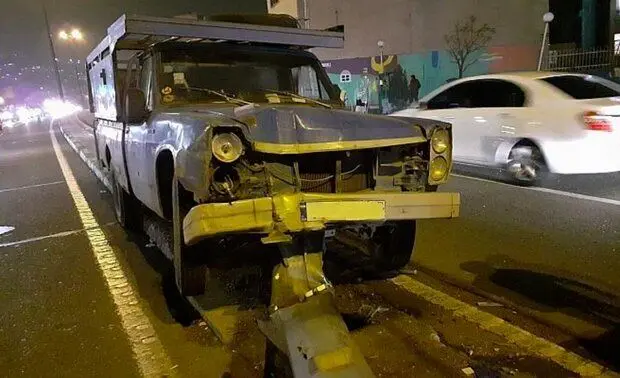 (تصویر) نیسان وانت دکل دوربین کنترل سرعت را از جا کند