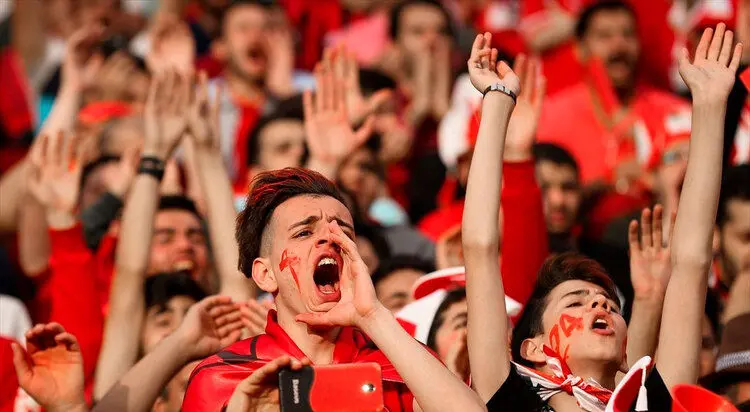 رد خون پرسپولیس روی دست هوادار