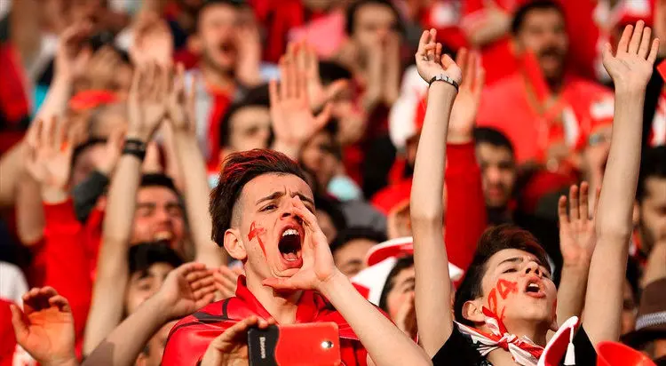 رد خون پرسپولیس روی دست هوادار
