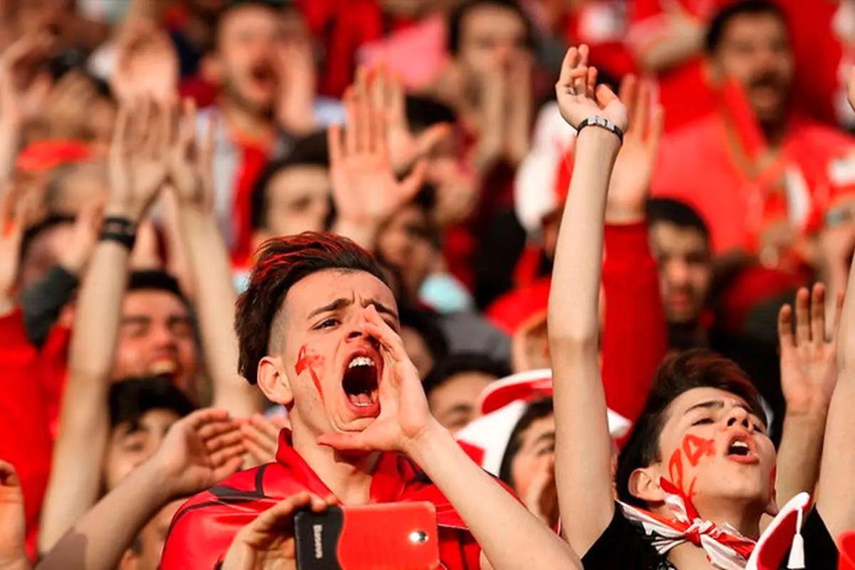 رد خون پرسپولیس روی دست هوادار