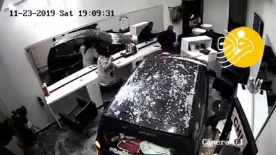(ویدئو) ورود ناگهانی خودرو به آرایشگاه زنانه!