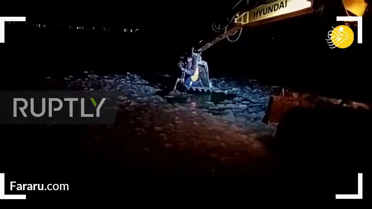 (ویدئو) نجات سگ گرفتار در یخ با بیل مکانیکی